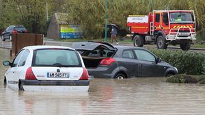 فاضت عدة أنهار في جنوب شرق فرنسا مما أدى لخسائر ضخمة إذ غرقت منازل وجرفت المياه أشجارا وسيارات وقوارب- جيتي
