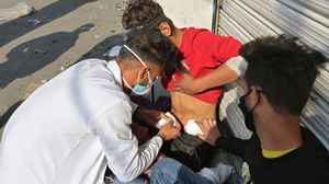 مصاب برصاص الأمن يتلقى العلاج في موقع التظاهرات- جيتي