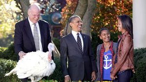 أوباما خلال احتفاله بعيد الشكر إبان رئاسته للولايات المتحدة- يوتيوب