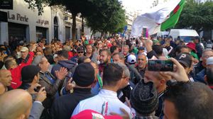 يواصل المحتجون الجزائريون مظاهراتهم للمطالبة برحيل النظام السابق ورفضا لانتخابات الرئاسة- مواقع التواصل