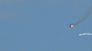 تظهر المشاهد لحظة استهداف الطائرة بصاروخ أرض جو- المسيرة نت
