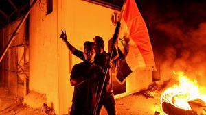 صب المحتجون في النجف جام غضبهم على القنصلية الإيرانية حيث أضرموا النيران فيها- أ ف ب