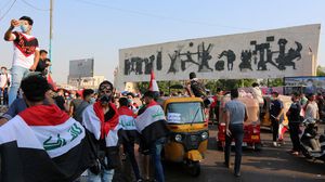 نحو 700 متظاهر كانوا يرددون شعارات مناهضة لحزب البعث المنحل تم منعهم من دخول ساحة التحرير- جيتي