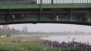 المتظاهرون يتحصنون بمتاريس أسفل الجسر- جيتي