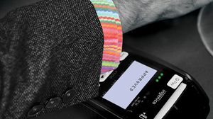 قميص CashCuff سيستخدم تقنية "NFC" (اتصالات المجال القريب)، المتصلة ببطاقة Mastercard مسبقة الدفع