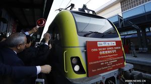 يمر القطار بقارتين و10 دول وبحرين منهيا مسيرته بالمحطة الأخيرة بمدينة براغ عاصمة التشيك- وكالة شينخوا الصينية