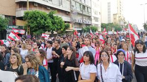 جابت تظاهرة ضخمة شارع المئتين بمدينة طرابلس حمل فيها المتظاهرون فقط أعلام لبنان- تويتر 
