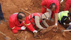 مختصون ليبيون خلال استخراج رفات أحد ضحايا قوات حفتر بمقبرة جماعية في ترهونة- تويتر