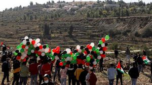 فلسطينيون في البيرة يتظاهرون قبالة مستوطنة أقيمت على أراضيهم المغتصبة يعتزم بومبيو زيارتها- الغادريان