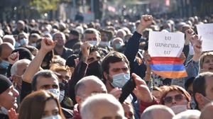 أغلق المتظاهرون أحد مفارق الطرق وسط يريفان مرددين شعار "نيكول الخائن"- جيتي