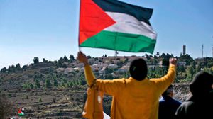 يلزم القرار الاحتلال الإسرائيلي بالانسحاب من الضفة وقطاع غزة وسيناء وهضبة الجولان- جيتي