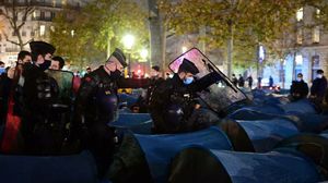 الشرطة اعتدت على مخيم للاجئين وسط باريس بكل عنف- تويتر