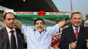 مارادونا يرفع وشاحا للعلم الفلسطيني- تويتر