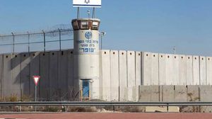 سلطات الاحتلال ألغت كافة الزيارات للسجون حتى نهاية الشهر الجاري- نادي الأسير
