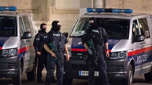 شهدت فيينا هجوما مسلحا نفذه أحد أعضاء تنظيم الدولة، أسفر عن مقتل 5 أشخاص بينهم المنفذ، وإصابة 17 آخرين- جيتي