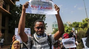 أحرق متظاهرون سودانيون علم الاحتلال الإسرائيلي رفضا للتطبيع- الأناضول