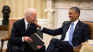 الرئيس الأمريكي بايدن بادل أوباما المزاح بقوله: "أنا جو بايدن نائب الرئيس باراك أوباما" - فيسبوك 