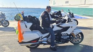 سافر الحاج إسماعيل عبد اللطيف من القاهرة إلى مكة على دراجته النارية لأداء العمرة- فيسبوك