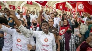 بعدما كان التونسيون يمارسون حريتهم في الحوار عبر المؤسسات الانقلاب يعيدهم للشارع مرة أخرى  (الأناضول)