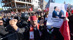 تظاهر آلاف التونسيين الأحد الماضي مطالبين بعودة البرلمان ووقف الإجراءات الاستثنائية - جيتي