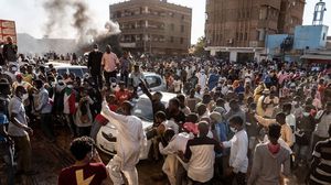 يتظاهر السودانيون باستمرار منذ إعلان البرهان السيطرة على زمام الأمور في السودان - جيتي