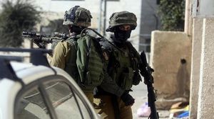 مسؤول إسرائيلي قال إن الجندي كان جالسا في سيارة جيب مسلحا ببندقية بعدسة تلسكوبية- جيتي