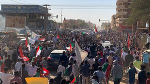 أطلقت السلطات السودانية الغاز المسيل للدموع لتفريق المتظاهرين في شارع العرضة بأم درمان- تويتر