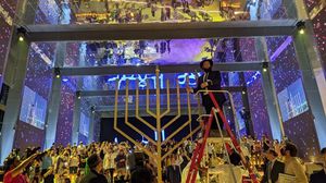 ليست هذه المرة الأولى التي يحتفل فيها اليهود بعيد حانوكا في دبي- حساب إسرائيل في دبي