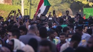 ردد المتظاهرون شعارات مناهضة لإجراءات قائد الجيش عبد الفتاح البرهان- الأناضول 