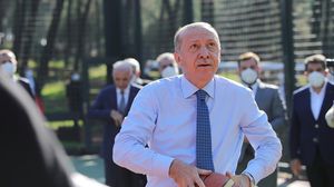انضم أردوغان إلى مجموعة شبان كانوا يلعبون كرة السلة في الحديقة- الأناضول