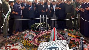 قيادات السلطة أمام قبر ياسر عرفات بعد دفنه- جيتي