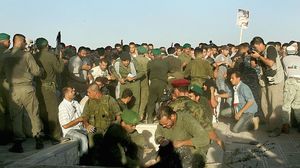 مشهد للحظة إنزال تابوت رئيس السلطة الفلسطينية ياسر عرفات إلى قبره بعد وصوله من فرنسا- جيتي