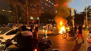 دعا شبان إيرانيون في عدد كبير من المدن والأحياء إلى أوسع احتجاجات السبت تشمل معظم مناحي الحياة- جيتي