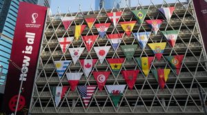 تتزين شوارع قطر بأعلام اثنين وثلاثين دولة مشاركة في نهائيات كأس العالم 2022- خليج أونلاين / تويتر