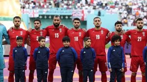 التزم المنتخب الإيراني الصمت أثناء عزف النشيد الوطني قبل هزيمته 6-2 أمام إنجلترا- جيتي