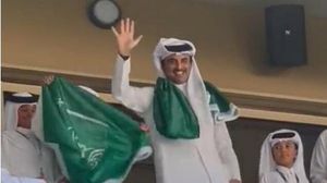 ظهر أمير قطر وهو يرفع العلم السعودي ويلوح به قبل أن يضعه على رقبته وسط المشجعين- أخبار السعودية / تويتر