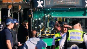 ضرب انفجاران مزدوجان محطتين للحافلات في القدس المحتلة الأربعاء ما أدى إلى مقتل مستوطن وإصابة آخرين- تويتر 