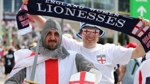حضر بعض مشجعي إنجلترا فعاليات كأس العالم وهم يرتدون زي القديس جورج- CNN / تويتر