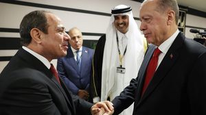 تصافح السيسي وأردوغان بوجود أمير قطر خلال حضور افتتاح مونديال 2022- الأناضول