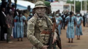 عنصر من فاغنر مع جندي من أفريقيا الوسطى خلال عرض عسكري في بانغي- قناة فرانس24