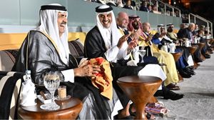 أمير قطر ووالداه ظهرا غير مرة وهم يحتفلون بفوز منتخبات عربية تشارك في المونديال- الحساب الرسمي للشيخ تميم