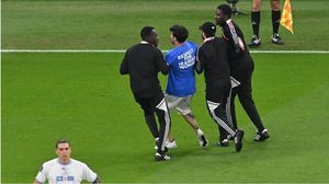 أمن الملاعب القطري يوقف شخصا اقتحم مباراة البرتغال والأوروغواي وهو يلوح بعلم المثليين- جيتي
