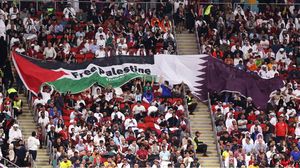 علم فلسطين تم رفعه إلى جانب علم قطر في ستاد البيت- جيتي