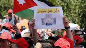 لافتة في مظاهرات في الأردن- جيتي