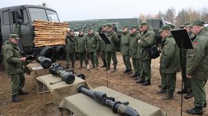 ضباط روس يتدربون على أسلحة أمريكية وبريطانية سيطروا عليها في أوكرانيا- تويتر