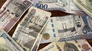 يلامس الجنيه المصري 50 جنيها أمام الدولار- عربي21