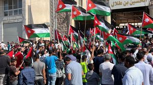 ندد المتظاهرون بجرائم الاحتلال الإسرائيلي بحق أهالي قطاع غزة- "إكس"