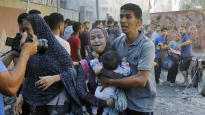 نساء وأطفال ناجون من قصف الاحتلال للمنازل في غزة- الأناضول