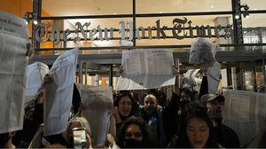 محتجون يقتحمون مبنى صحيفة نيويورك تايمز - إنترنت