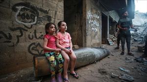 أطفال ناجون من القصف على غزة  الأناضول